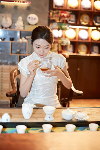 展示<strong>茶</strong>道文化的亚洲青年女性