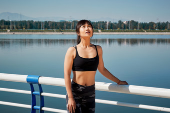 户外河畔公园进行跑步<strong>锻炼</strong>的亚洲女性
