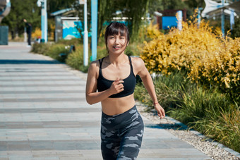 户外河畔公园进行跑步锻炼的亚洲女性
