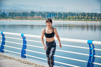户外河畔公园做拉伸有氧运动<strong>的</strong>亚洲女性