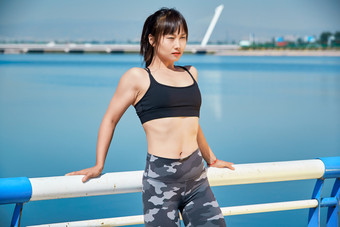 户外河畔公园做拉伸有氧运动的亚洲女性