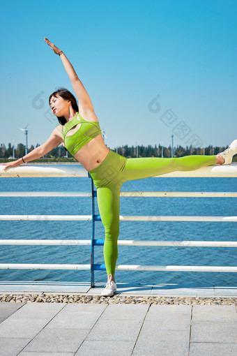 户外河畔公园做拉伸有氧运动的亚洲女性