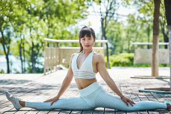 湖畔公园做<strong>瑜伽动作</strong>的亚洲年轻女性
