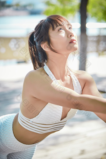 湖畔公园做<strong>瑜伽动作</strong>的亚洲年轻女性