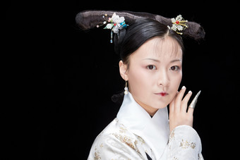 黑色背景下的清代女性古装造型清朝古装图片
