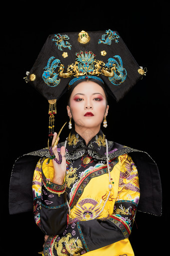 黑色背景下的清代皇后古装造型清朝古装