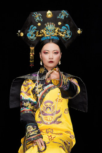 黑色背景下的清代皇后古装造型清朝古装图片