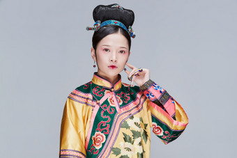 白色背景下的清代女性古装造型清朝古装图片