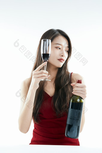 独自品尝<strong>红酒</strong>的亚洲女性