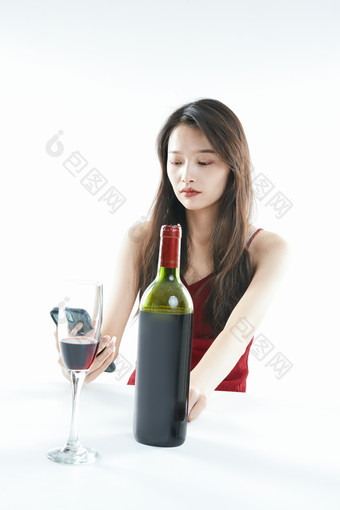 独自品尝红酒的亚洲女性