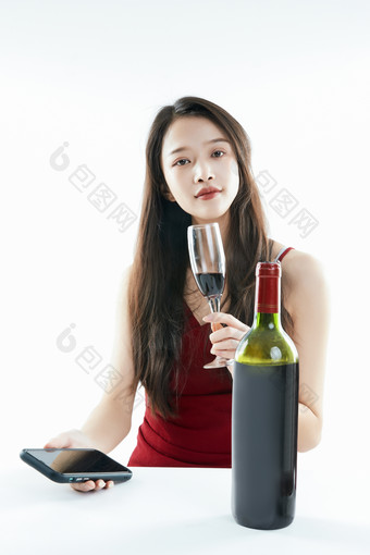 独自品尝红酒的亚洲女性