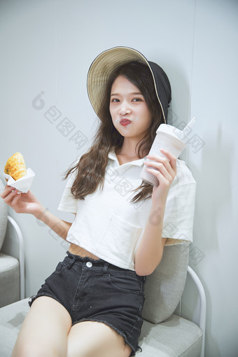 在<strong>烘焙店</strong>吃面包喝牛奶的可爱亚洲少女
