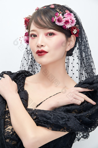 白色背景下的<strong>新娘彩妆</strong>美女人像