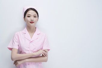 身穿粉色护士服佩戴听诊器的女性<strong>医护人员</strong>