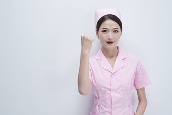 身穿粉色<strong>护士</strong>服佩戴听诊器的女性医护人员