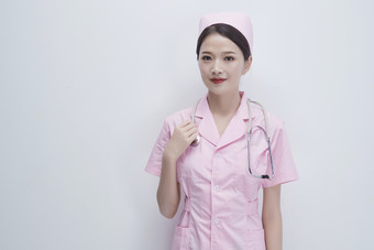 身穿粉色护士服佩戴听诊器的女性医护人员