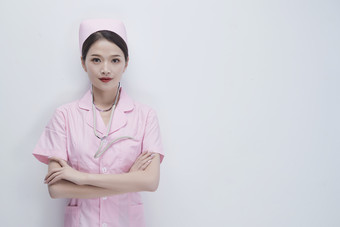 身穿粉色护士服佩戴听诊器的女性医护人员