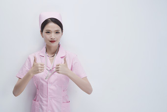 身穿粉色护士服佩戴听诊器的女性<strong>医护</strong>人员