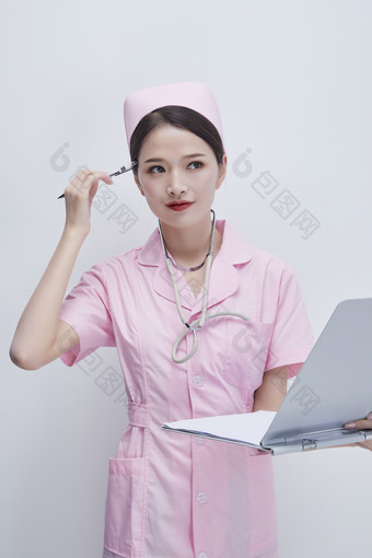 穿粉色护士服戴听诊器手持<strong>病历</strong>夹的医护人员