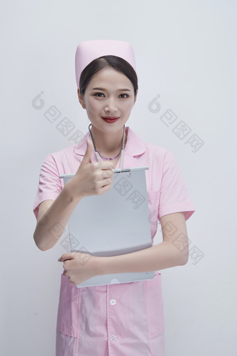 穿粉色护士服戴听诊器手持病历夹的医护人员