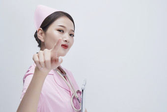 穿粉色护士服戴听诊器手持病历夹的医护人员