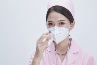 穿护士服戴听诊器口罩手执<strong>针筒</strong>的年轻女护士