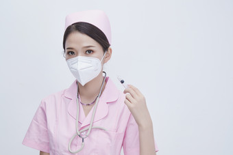 穿护士服戴听诊器口罩手执针筒的年轻女护士