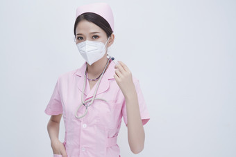 穿护士服戴听诊器口罩手执<strong>针筒</strong>的年轻女护士