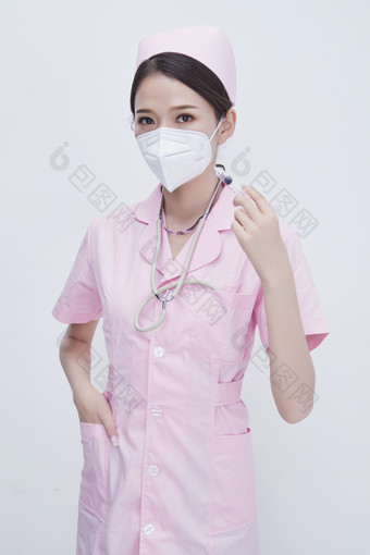 穿护士服戴<strong>听诊器</strong>口罩手执针筒的年轻女护士