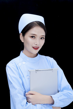 白背景里穿蓝色护士服手持病历夹的美女护士