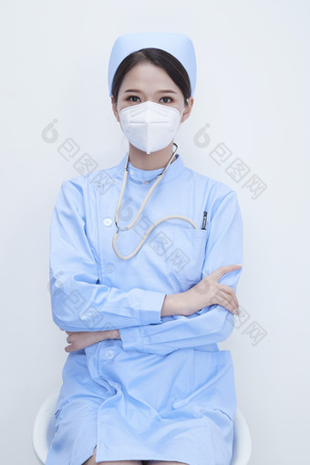 穿蓝色护士服佩<strong>戴</strong>听诊器<strong>口罩</strong>的女性医护人员