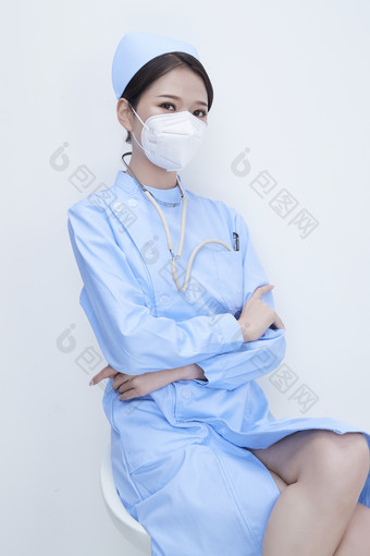穿蓝色护士服佩戴听诊器口罩的女性医护<strong>人员</strong>