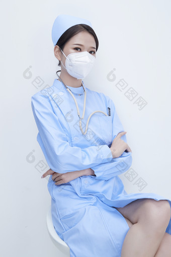 穿蓝色护士服佩戴听诊器口罩的女性医护人员