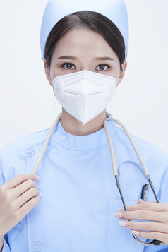 穿蓝色护士服佩戴听诊器口罩的女性医护人员