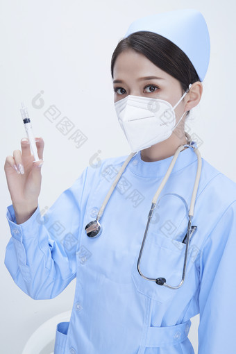 穿护士服戴听诊器口罩和<strong>手</strong>执针筒的美女护士