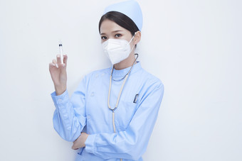 穿护士服戴<strong>听诊器</strong>口罩和手执针筒的美女护士