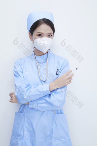 穿护士服戴听诊器口罩和<strong>手</strong>执针筒的美女护士