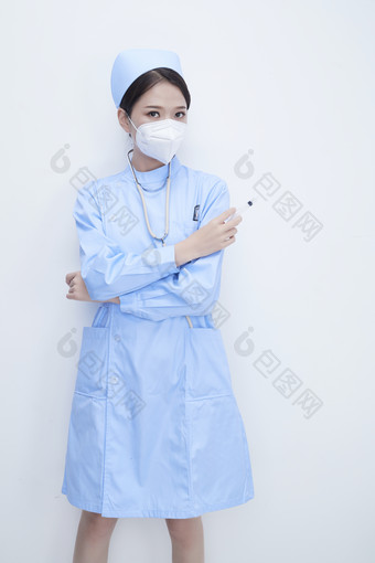 穿护士服戴<strong>听诊器</strong>口罩和手执针筒的美女护士