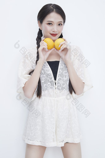 手拿柠檬身穿镂空连衣裙的亚洲可爱少女人像