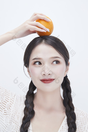 头顶橙子身穿镂空连衣裙的亚洲可爱少女人像