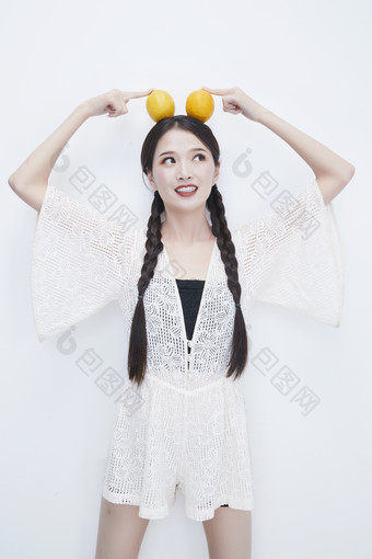 头顶柠檬身穿镂空连衣裙的亚洲可爱少女人像