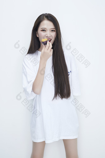 吃西梅的身穿白色长T血衬衫的长发少女人像