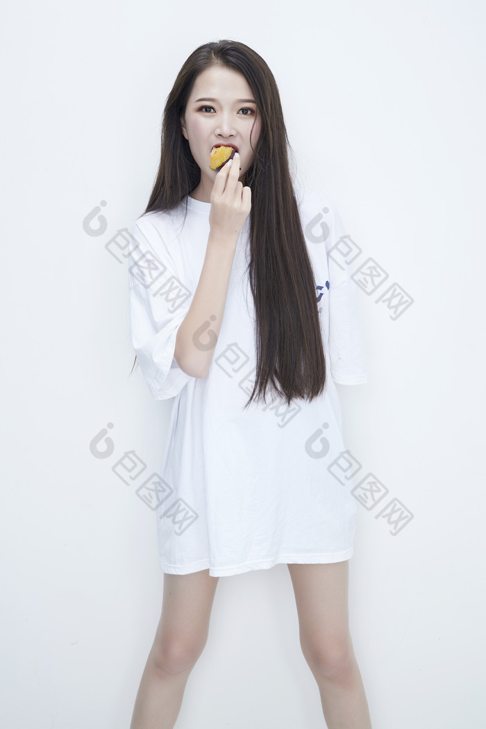 吃西梅的身穿白色长T血衬衫的长发少女人像