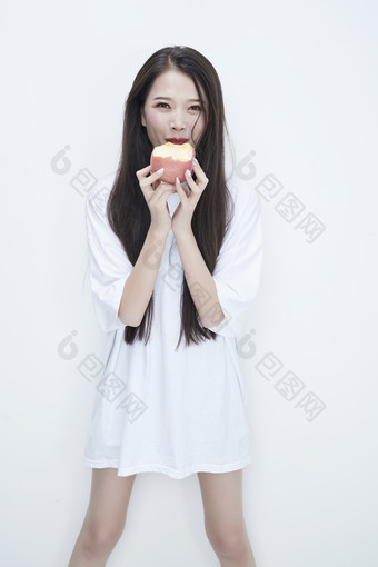 吃<strong>苹果</strong>的穿白色长T血衫的长发可爱少女人像