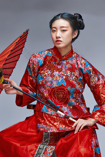 身穿中国秀禾服手撑油纸伞的亚洲女性<strong>模特</strong>
