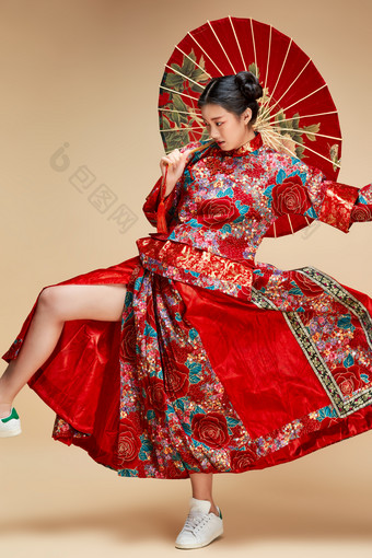 身穿中国秀禾服手撑油纸伞的亚洲女性模特