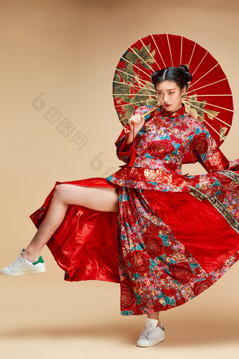 身穿中国秀禾服手撑油纸伞的亚洲女性模特