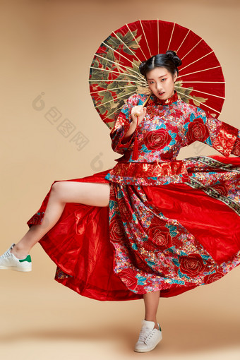 身穿中国秀禾服手撑油纸伞的亚洲女性<strong>模特</strong>