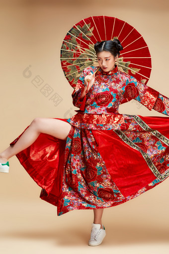 身穿中国<strong>秀禾服</strong>手撑油纸伞的亚洲女性模特