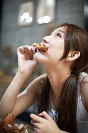 在酒店自助餐厅大吃特吃的亚洲可爱少女人像